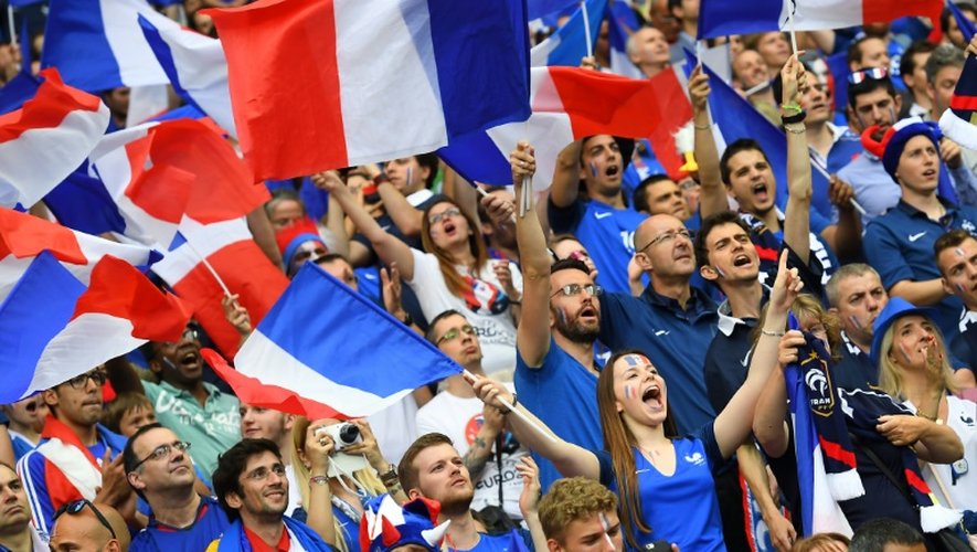 Des supporters lors du match d'ouverture de l'Euro-2016 France-Roumanie au Stade de France à Saint-Denis près de Paris, le 10 juin 2016