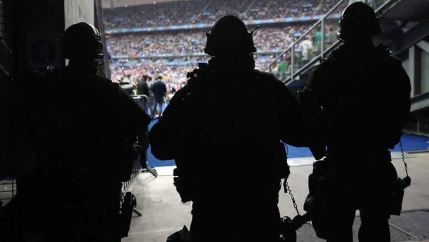 Des forces de sécurité lors du match d'ouverture de l'Euro-2016 au Stade de France à Saint-Denis près de Paris, le 10 juin 2016