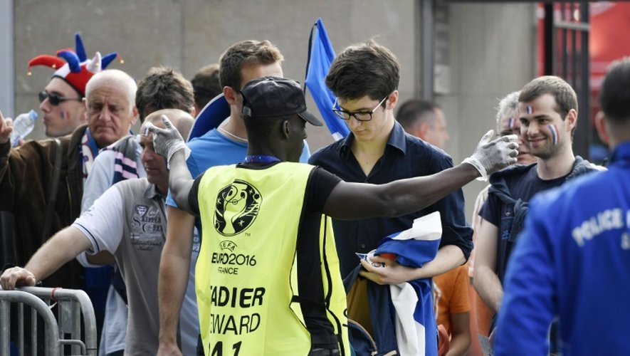 Un supporter lors d'un contrôle avant le match d'ouverture France-Roumanie de l'Euro-2016, à Saint-Denis près de Paris, le 10 juin 2016