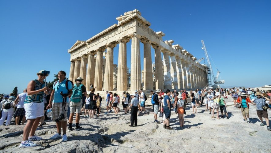 Des touristes visitent le Parthénon, sur l'Acropole d'Athènes, le 8 juillet 2015