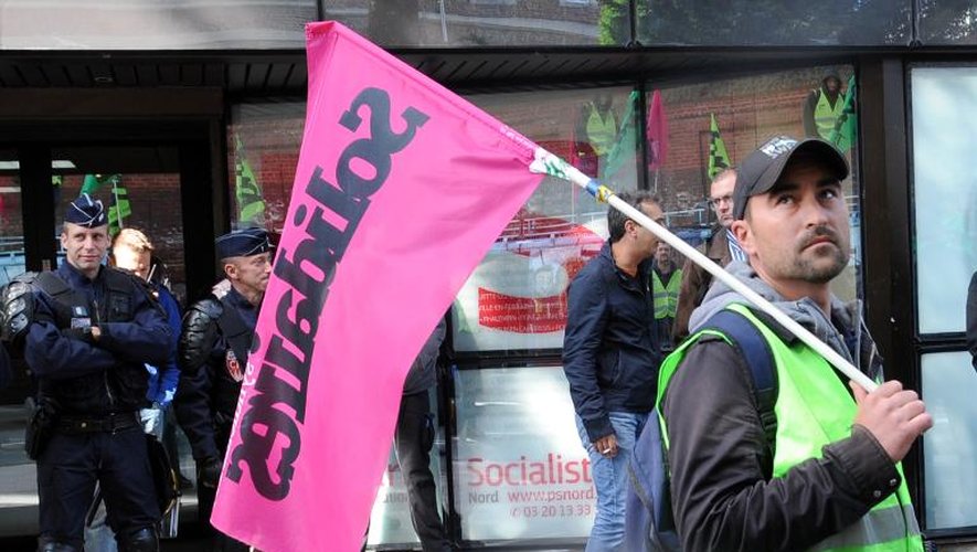 Des cheminots et des intermittents du spectacle manifestent devant le siège du PS à Lille, le 18 juin 2014