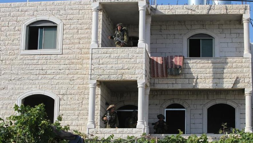 Des soldats israéliens ont investi une maison appartenant à des Palestiniens à Tapuah, en Cisjordanie, le 18 juin 2014 dans le cadre des opérations de recherche des 3 Israéliens disparus depuis 6 jours