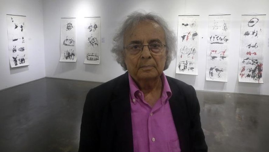 Le poète syrien Adonis lors d'une exposition solo à Abou Dhabi le 19 mai 2014