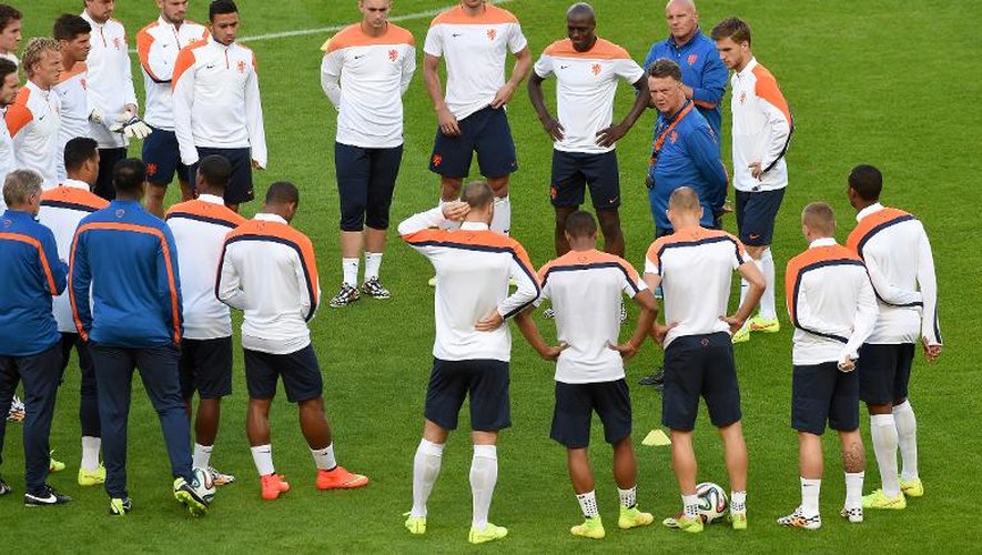 Les Néerlandais écoutent les consignes de leur sélectionneur Louis Van Gaal, lors d'un entraînement, le 17 juin 2014 à Porto Alegre