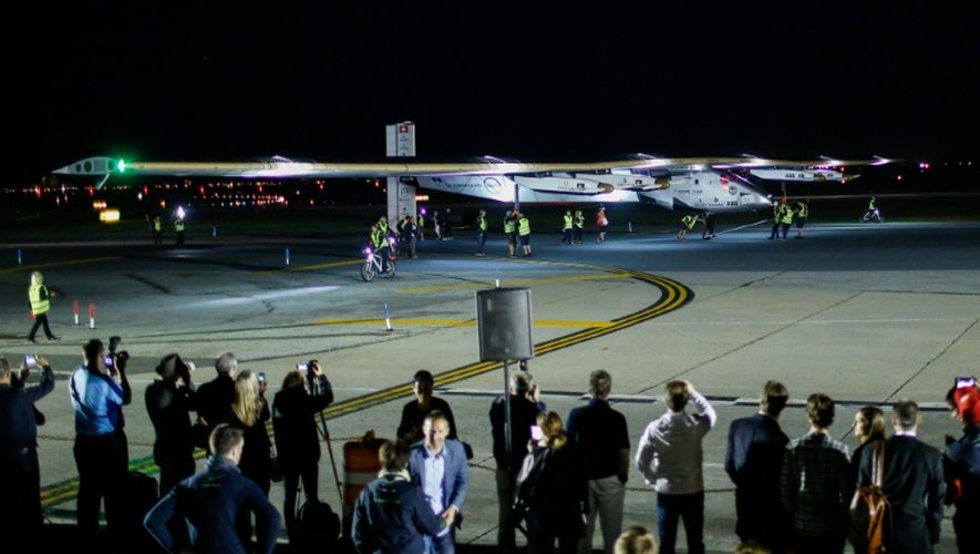 Des spectateurs regardent l'arrivée de Solar Impulse 2 après son atterrissage à l'aéroport JFK International à New York, le 11 juin 2016