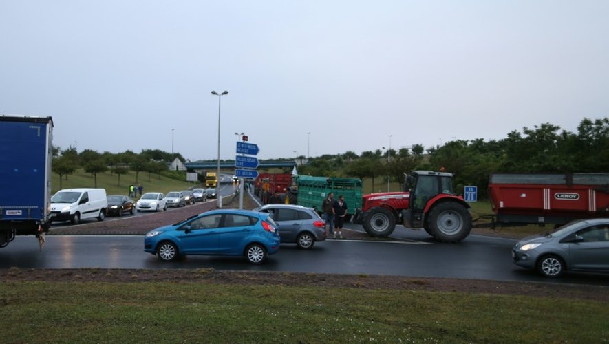 Des éleveurs bloquent les accès vers Caen, le 20 juillet 2015 pour protester contre la faiblesse des prix de leurs productions
