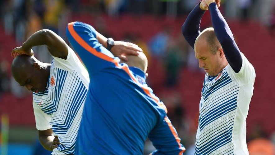 Les Néerlandais Bruno Martins (g) et Arjen Robben (d) à l'échauffement avant le match contre l'Australie, à Porto Alegre le 18 juin 2014