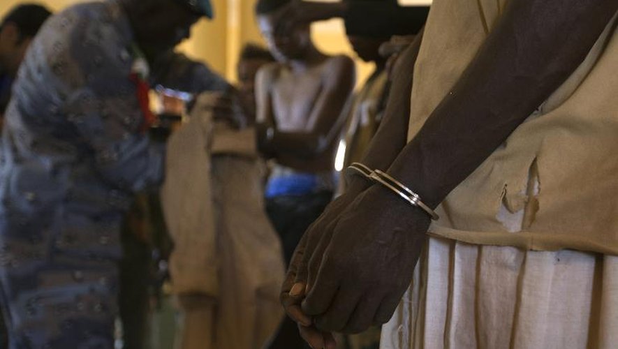 Des prisonniers soupçonnés d'être des jihadistes du mouvement islamiste pour l'Afrique de l'ouest (Mujao) à Gao, au nord du Mali, le 26 février 2013