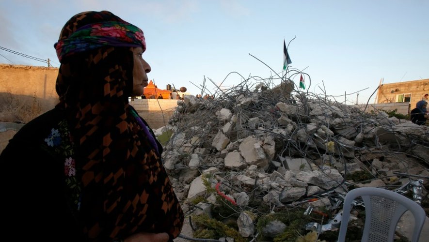 Débris après la destruction par l'armée israélienne de la maison d'un Palestinien meurtrier d'une israélienne, à Beit Amra, le 11 juin 2016