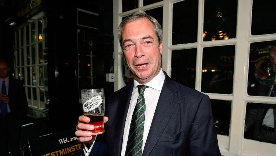 Le dirigeant du parti europhobe britannique UKIP, Nigel Farage, buvant une pinte de bière dans un pub de Londres, le 26 mai 2014