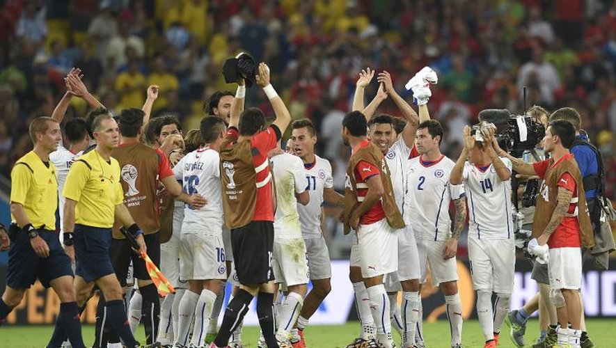 La joie des joueurs du Chili, qualifiés pour les 8e du Mondial, après leur victoire contre l'Espagne, le 18 juin 2014 au Maracana à Rio