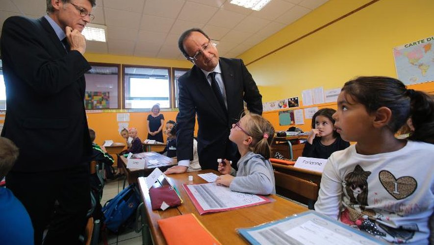 François Hollande et Vincent Peillon visitent une école à Denain, dans le nord de la France, le 3 septembre, jour de la rentrée scolaire