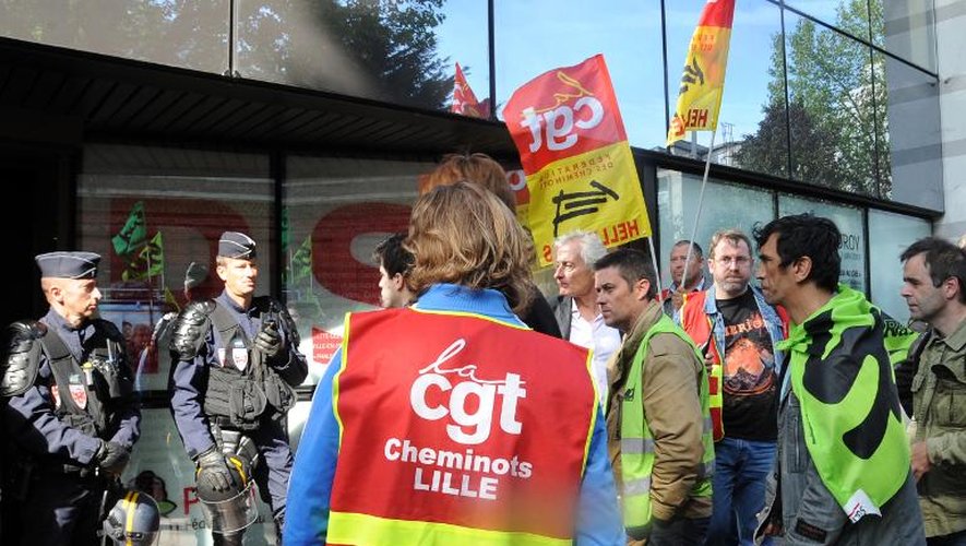 Des cheminots manifestent le 18 juin 2014 devant les locaux du PS à Lille