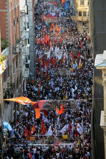 Des milliers de manifestants le 20 juillet 2015 sur l'avenue Istiklal à Istanbul après l'attentat sucide qui a fait plus de 31 morts à Suruç