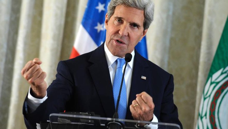 Le secrétaire d'Etat américain John Kerry donne une conférence de presse à l'ambassade américaine à Paris le 8 septembre 2013