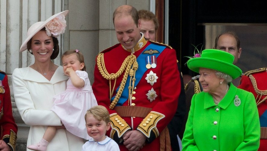 (G à D) La duchesse de Cambridge tenant sa fille la princesse Charlotte, le prince George, le prince William, le Duc de Cambridge et la reine Elizabeth II, le 11 juin 2016 à Buckingham Palace