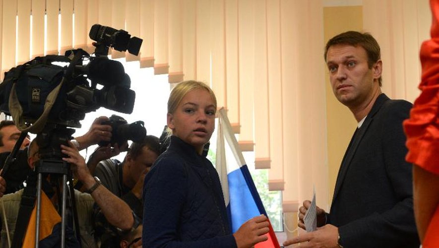 L'opposant à Vladimir Poutine Alexeï Navalny vote pour l'élection municipale de Mosou, en compagnie de sa fille, le 8 septembre 2013