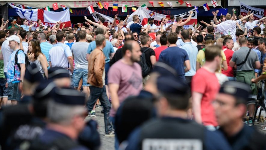 Des supporteurs anglais dans les rues de Marseille surveillés par la police avant le match de l'Euro face à la Russie, le 11 juin 2016