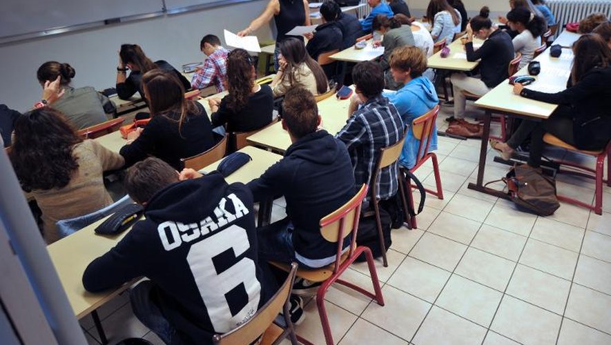 Une enseignante au milieu des élèves le 4 septembre 2012 dans un lycée de Nantes