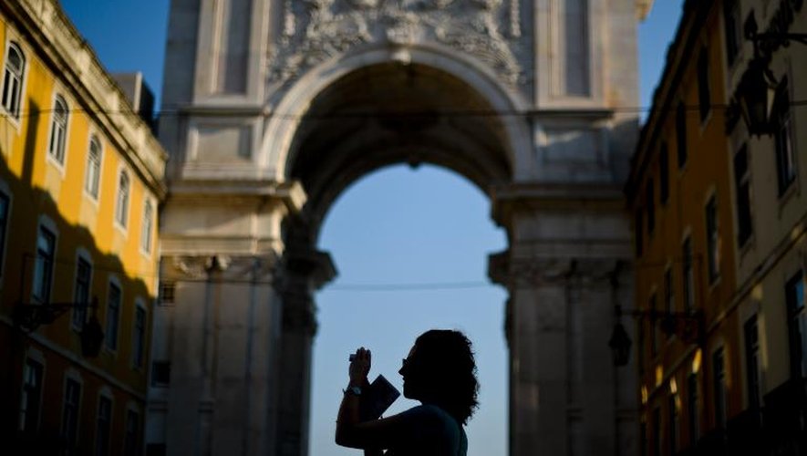 Une touriste prend une photo à Lisbonne le 1er septembre 2013