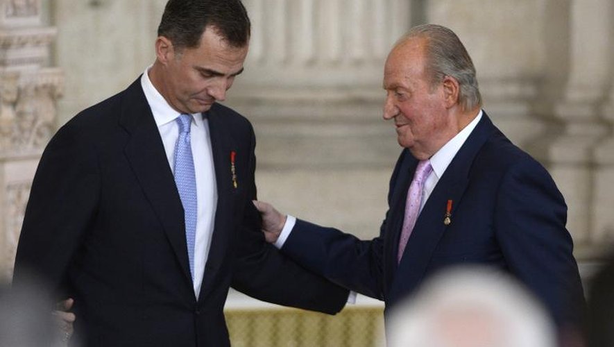 Felipe VI de Bourbon et Juan Carlos le 18 juin 2014 à Madrid