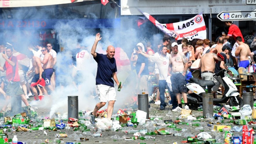 Des gaz lacrymogènes lancés pour disperser des supporteurs de foot anglais, le 11 juin 2016 à Marseille