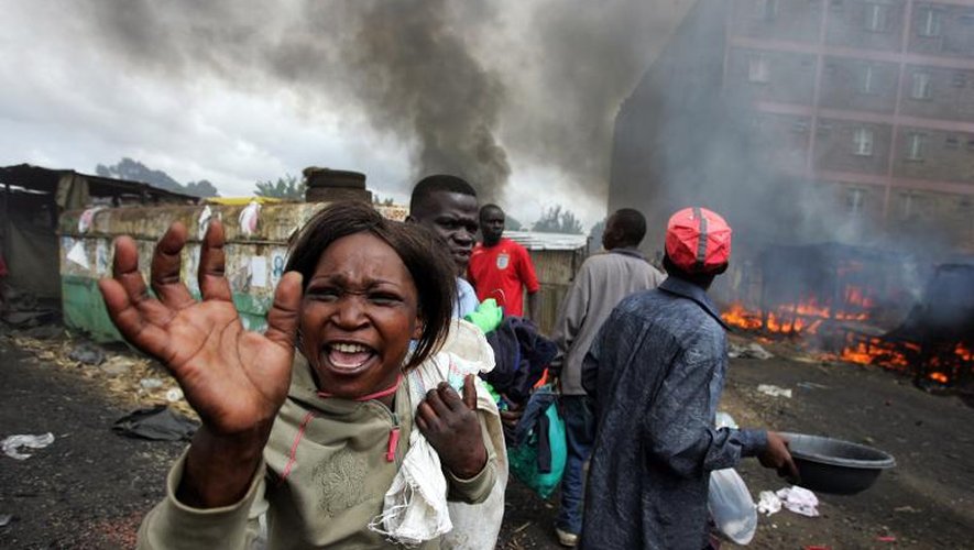 Des partisans de Raila Odinga lors de violences le 31 décembre 2013 à Nairobi