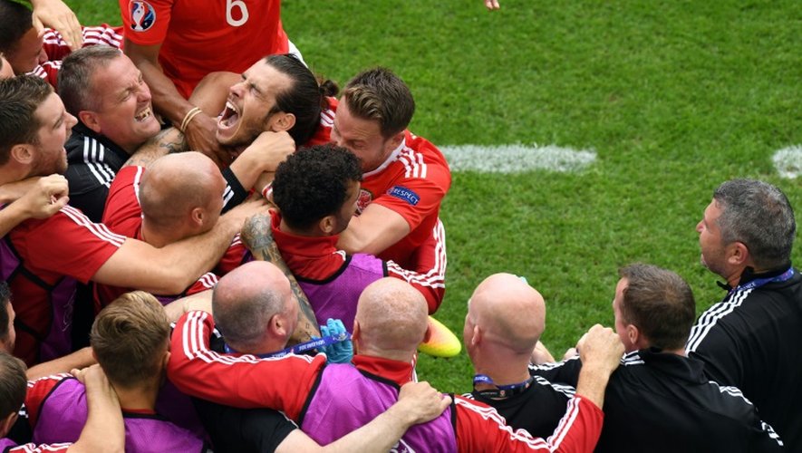 Gareth Bale exulte avec ses coéquipiers après son but pour le Pays de Galles face à la Slovaquie, le 11 juin 2016 à Lens