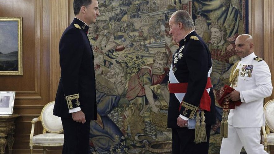 Le nouveau roi d'Espagne Felipe VI et son père le roi Juan Carlos lors de la cérémonie de prestation de serment le 18 juin 2014 à Madrid