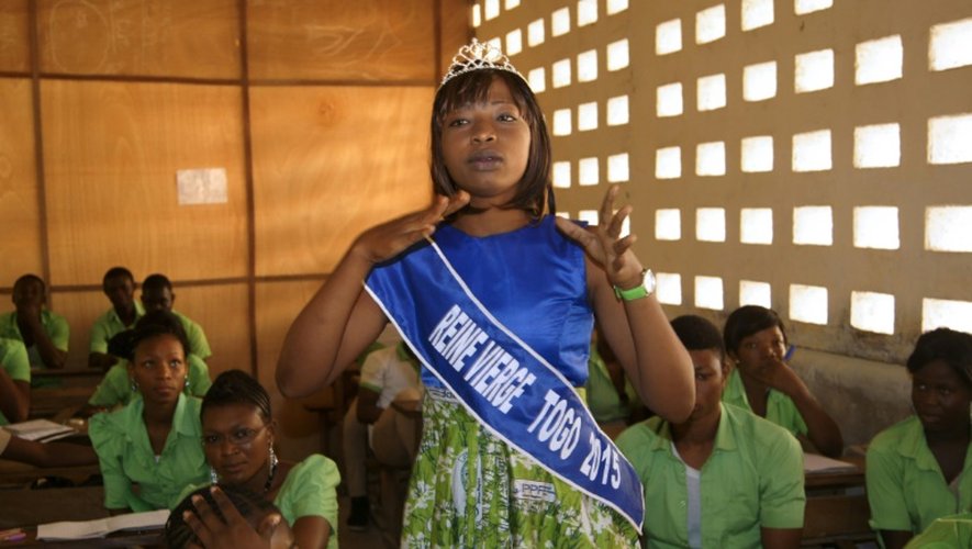 Pascaline Boukari "reine vierge" 2015 du Togo s'adresse à des étudiants à Lomé, le 23 février 2016
