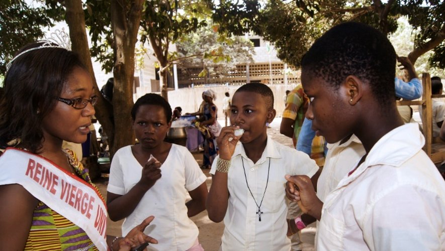 Zita Totu "princesse vierge 2014" s'adresse à des écoliers à Lomé, le 22 février 2016