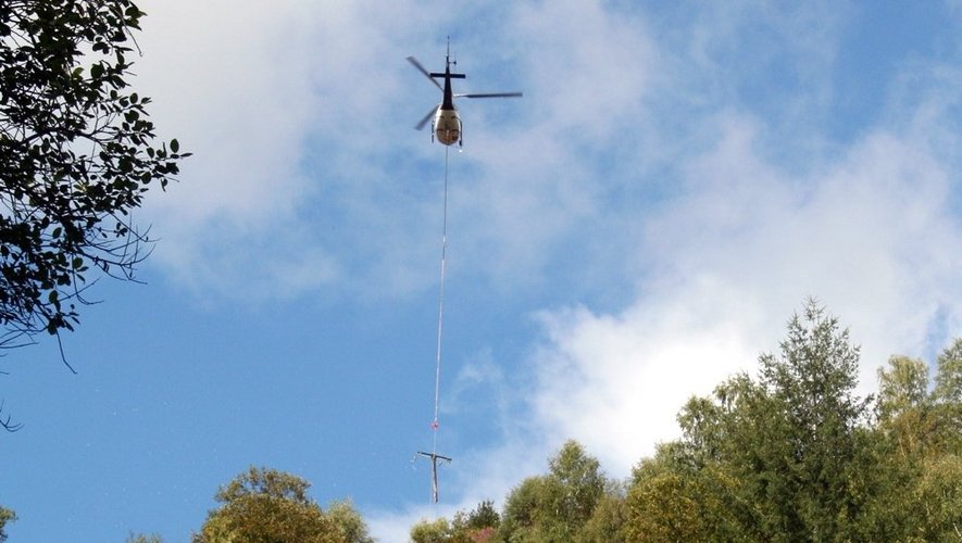 Opération de haut vol dans la vallée du Lot pour faire disparaître les derniers poteaux électriques.
