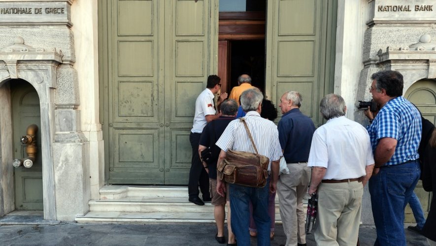 Des gens font la queue pour entrer dans une banque à Athènes le 20 juillet 2015