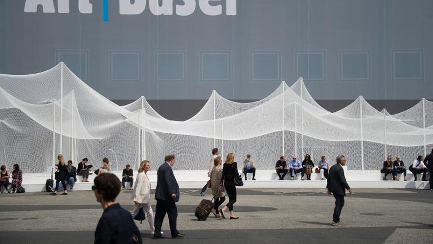 Des visiteurs devant le bâtiment abritant l'Art Basel, la plus grande foire mondiale d'art contemporain à Bâle en Suisse
