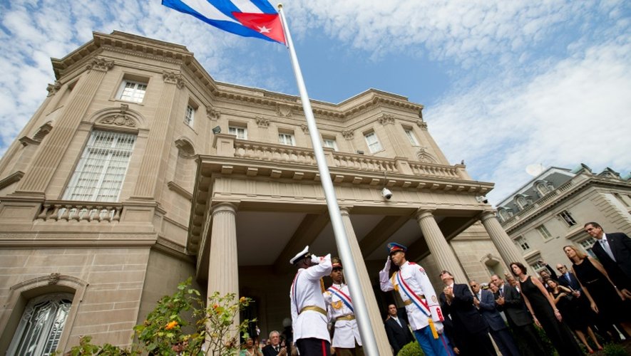 Cérémonie pour la mise en place du drapeau cubain devant la prochaine ambassade cubaine à Washington le 20 juillet 2015