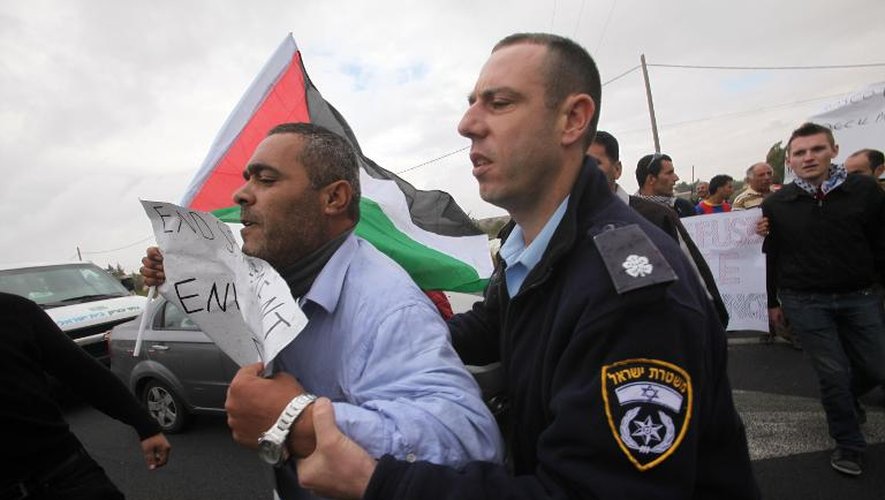 Un policier israélien maintient un manifestant palestinien qui dénonce l'occupation israélienne dans le Goush Etzion, le 9 novembre 2012
