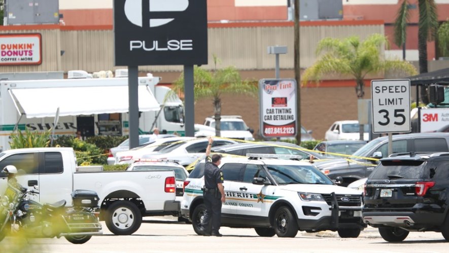 Des véhicules de police devant le Pulse après la tuerie le 12 juin 2016 à Orlando