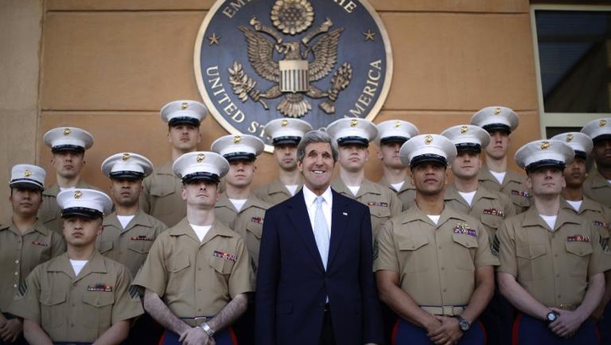 Le secrétaire d'Etat américain John Kerry pose avec des marines américains à Bagdad, le 24 mars 2013