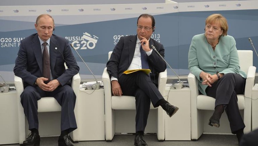Le président russe Vladimir Poutine (g), le président français François Hollande (c) et la chancelière allemande Angela Merkel au sommet du G20 à Saint-Petersbourg le 6 septembre 2013