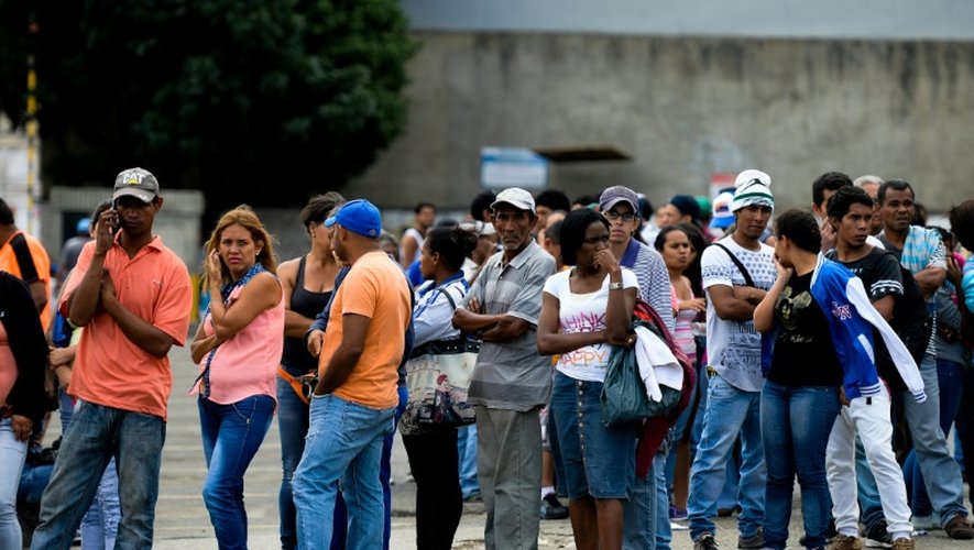Longue queue devant un supermarché à Caracas, le 11 juin 2016