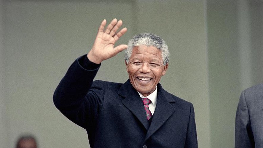 Nelson Mandela, héros de la lutte anti-apartheid et leader du l'ANC devant l'Elysée, à Paris, le 7 juin 1990, où il retrouvera le président François Mitterrand