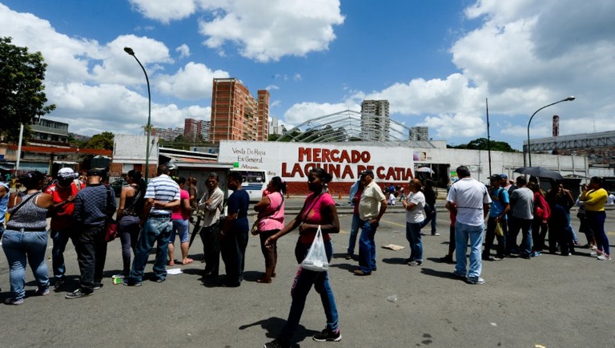 Longue queue devant un  supermarché à Caracas, le 11 juin 2016