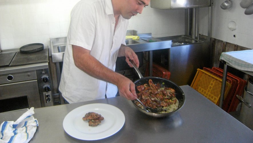 Sébastien Gaches finit la préparation de sa spécialité, le ris d’agneau.