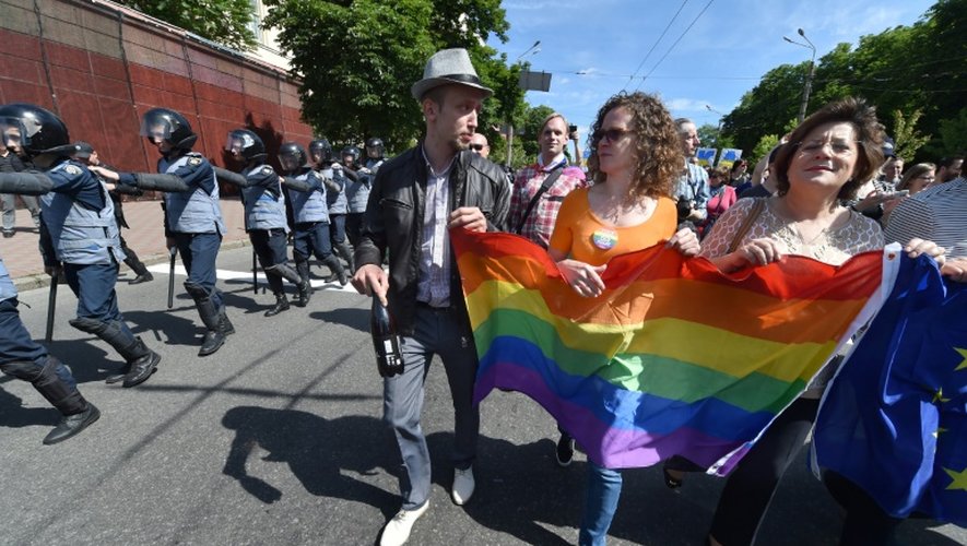 L'homosexualité, qui était punie par la loi en URSS, reste très stigmatisée en Ukraine, où l'Église orthodoxe a une forte influence