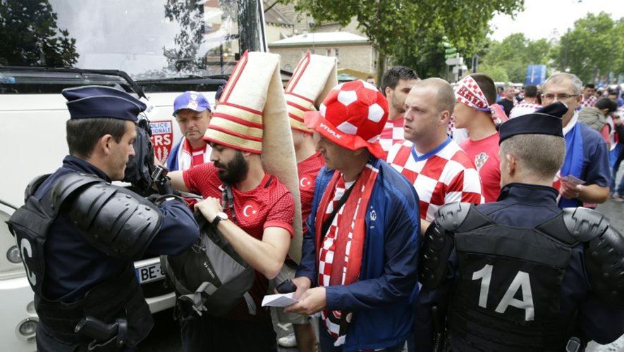 Des policiers contrôlent des supporteurs croates, le 12 juin 2016 au Parc des Princes à Paris