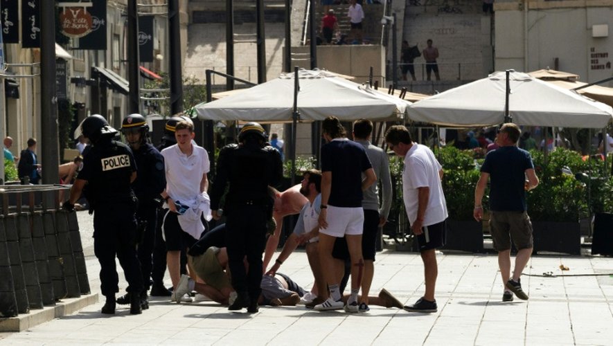 Un homme gît insconscient sur le sol après des rixes entre supporteurs, le 11 juin 2016 à Marseille