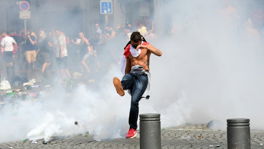 Un supporteur anglais repousse du pied une grenade lacrymogène, le 11 juin 2016 à Marseille