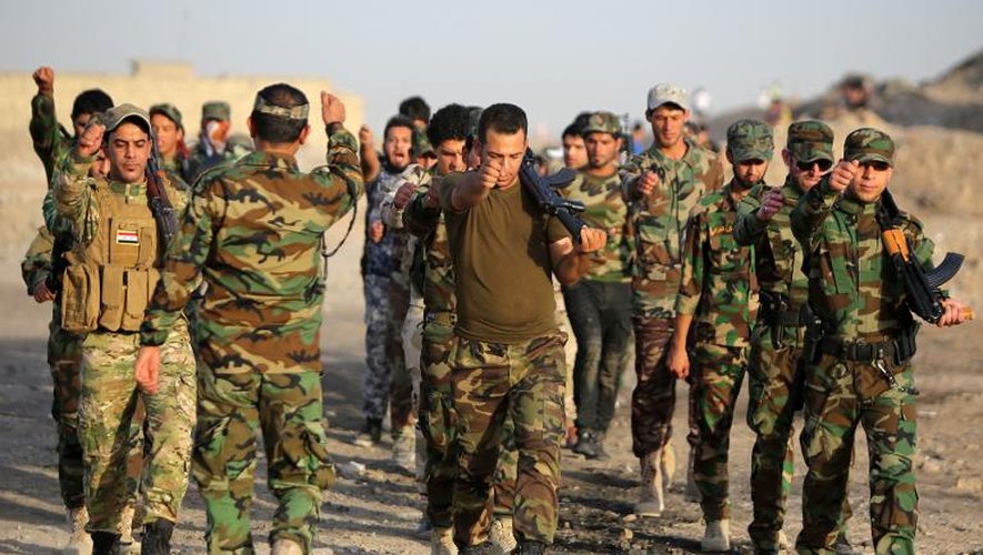 Des volontaires partisans du chiite Moqtada al-Sadr, portant des uniformes de l'armée, lors d'un entraînement le 19 juin 2014 à Bagdad
