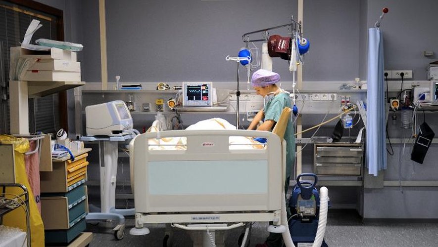 Une infirmière s'occupe d'un patient dans une salle de réveil à l'hôpital cardiologique de Lille, le 13 avril 2013