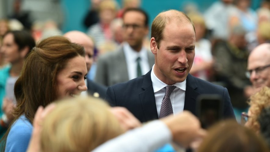 Le Prince William (d) et son épouse Catherine, duchesse de Cambridge, le 12 juin 2016 à Londres